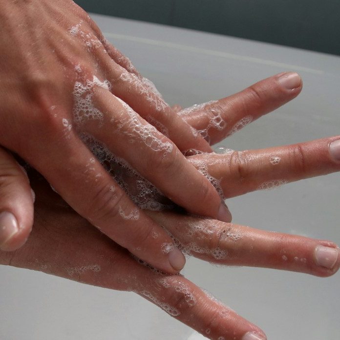 Händewaschen mit Seife als Teil der Küchenhygiene